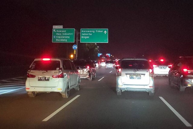 Kemacetan menuju arah Jakarta di Tol Jakarta-Cikampek, Minggu (14/4/2024). Foto: Arifin Asydhad/kumparan