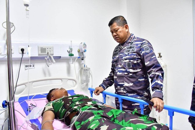 Panglima Komando Armada III, Laksamana Muda TNI Hersan menjenguk korban di RSAL dr. Oetojo Kota Sorong, Minggu (14/4/2024). Foto: Dispenal