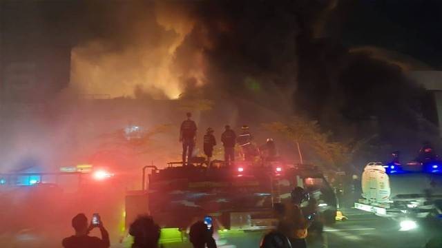 Kebakaran yang terjadi di Jalan Tanjung Pura Pontianak di hari pertama lebara. Foto: Dok. Istimewa