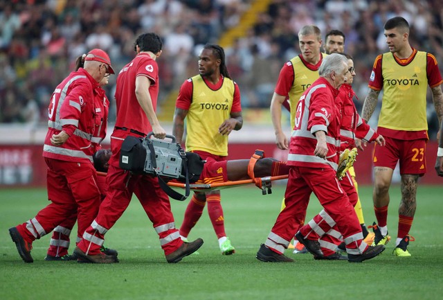 Evan Ndicka dari AS Roma menerima perawatan medis setelah pingsan di lapangan sebelum pertandingan ditangguhkan, Minggu (14/4/2024) Foto: Reuters