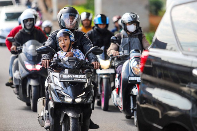 Setelah hampir sepekan lebih lalu lintas di Jakarta lengang, pagi ini lalu lintas di sejumlah jalan di Jakarta terpantau mulai ramai lancar, Senin (15/4/2024). Foto: Iqbal Firdaus/kumparan