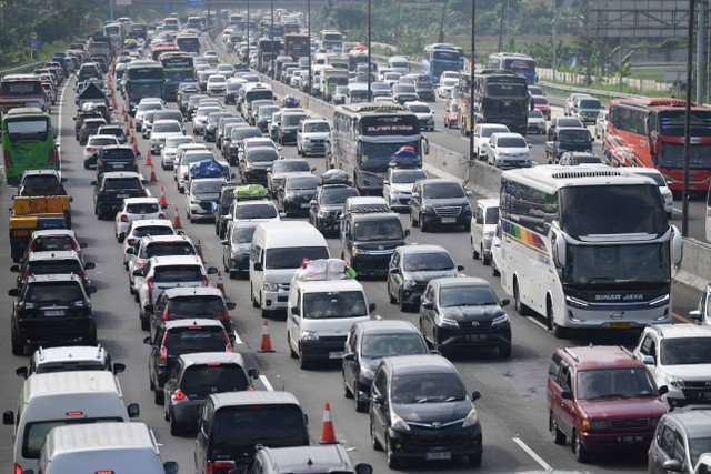 Sejumlah kendaraan arus balik arah Jakarta terjebak kemacetan di Tol Jakarta-Cikampek (Japek), Karawang Timur, Jawa Barat, Senin (15/4/2024). Foto: Akbar Nugroho Gumay/ANTARA FOTO