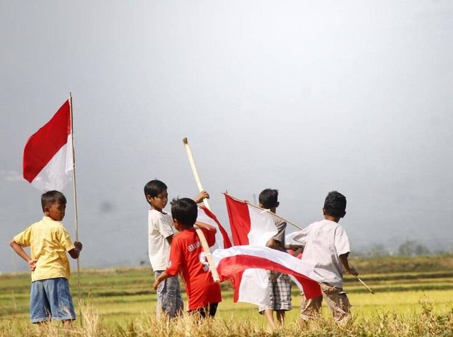 https://www.freepik.com/premium-photo/boys-holding-flags-while-standing-grassy-field-against-sky_109935142.htm#fromView=search&page=1&position=48&uuid=5116b7c4-8f99-409f-a685-286133474184