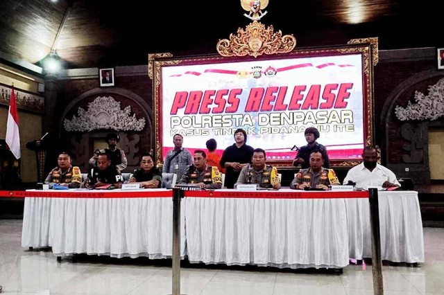 Jumpa Pers Polda Bali dan Pendam IX/Udayana dalam kasus perselingkuhan dan UU ITE Lettu Agam dan Anandira di Polda Bali, Senin (15/4/2024) Foto: Denita BR Matondang/kumparan