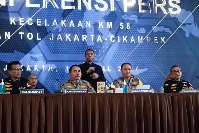 Konferensi pers pengungkapan identifikasi 12 jenazah korban kecelakaan 'Contraflow Maut' tol Japek km 58 di RS Polri, Jakarta Timur, Senin (15/4/2024) Foto: Thomas Bosco/kumparan