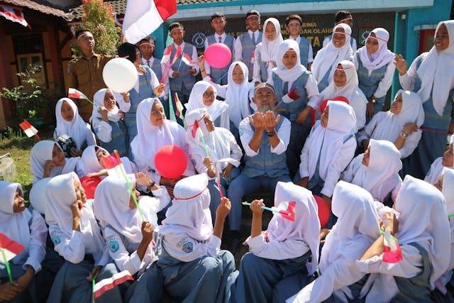 Ilustrasi Contoh Cerpen Awal Masuk Sekolah SMA. Sumber: Pexels/Wasio Kadir
