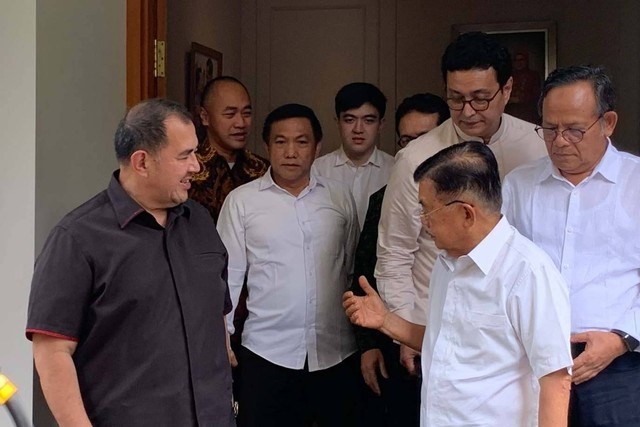 Wakil Presiden ke 10 dan 12 sekaligus Ketua Dewan Masjid Indonesia, Jusuf Kalla (JK) dan Pendeta Gilbert Lumoindong konferensi pers di kediaman JK, Jalan Brawijaya, Jakarta, Senin (15/4/2024).  Foto: Luthfi Humam/kumparan