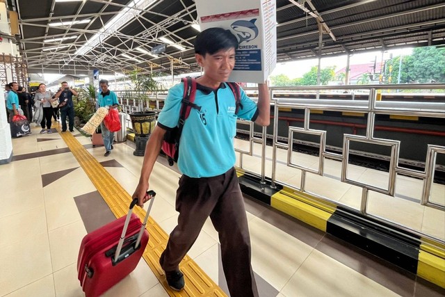Porter Stasiun Cirebon Kejaksaan, Senin (15/4/2024). Foto: kumparan