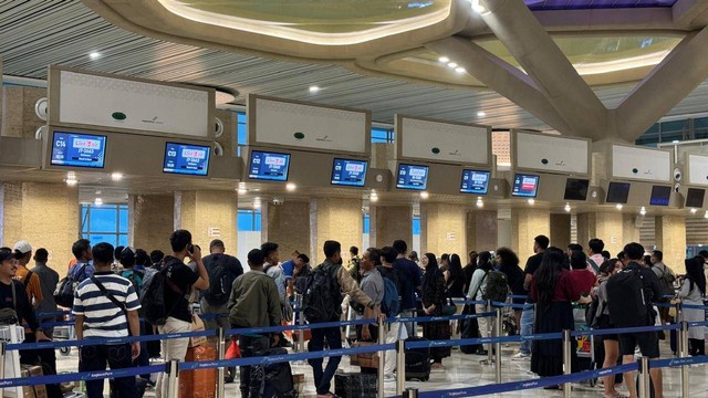 Suasana Yogyakarta International Airport saat arus balik lebaran. Foto: Arif UT/Pandangan Jogja