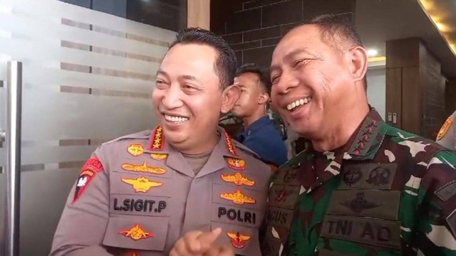 Kapolri Jenderal Listyo Sigit Prabowo bersalaman dengan Panglima TNI Jenderal Agus Subiyanto di Kantor Jasa Marga KM 70, Senin (15/4/2024). Foto: Dok. Istimewa