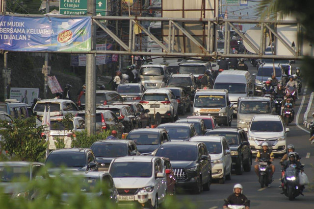 Kendaraan terjebak kemacetan saat arus balik di jalan raya Puncak, Cisarua, Kabupaten Bogor, Jawa Barat, Senin (15/4/2024). Foto: kumparan