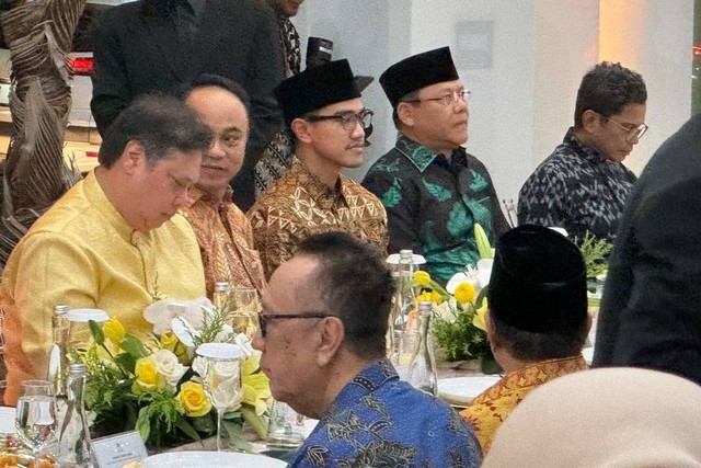 Plt Ketum PPP, Muhammad Mardiono (kedua kanan) hadiri acara Halal bi Halal di Kantor DPP Partai Golkar, Jakarta Barat, Senin (15/4/2024).
 Foto: Luthfi Humam/kumparan
