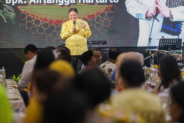 Ketua Partai Golkar Airlangga Hartarto memberikan sambutan di acara Halalbihalal di DPP Golkar, Jakarta, Senin (15/4/2024). Foto: Iqbal Firdaus/kumparan