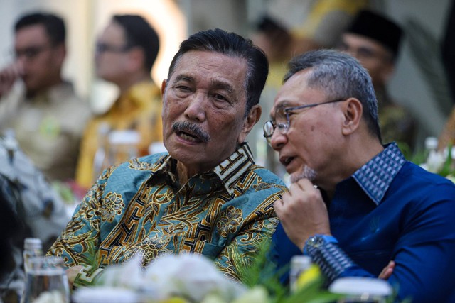 Menko Marves Luhut Binsar Pandjaitan berbincang dengan ketum PAN Zulkifli Hasan saat menghadiri acara Halalbihalal di DPP Golkar, Jakarta, Senin (15/4/2024). Foto: Iqbal Firdaus/kumparan