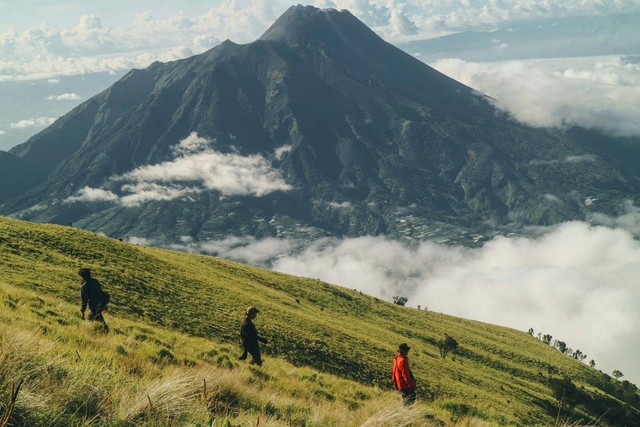 Pemandangan Memukau Gunung Merbabu. Foto: Yub 12/Unsplash