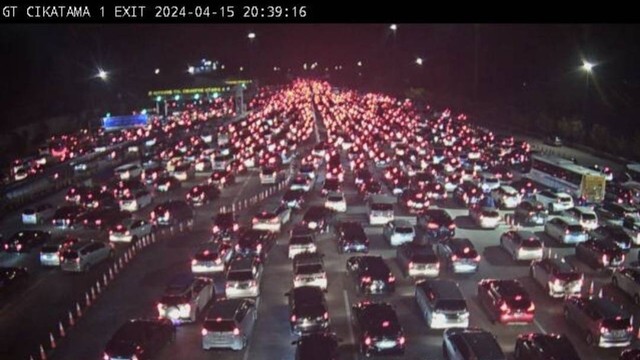 Arus lalu lintas di Tol Jakarta-Cikampek pada Senin (15/4/2024) malam. Foto: Dok. Istimewa