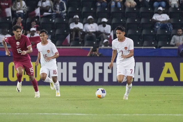 Pemain Timnas U-23 Indonesia Marselino Ferdinan menggiring bola saat melawan Qatar pada pertandingan Grup A Piala Asia U-23 di Jassim Bin Hamad Stadium, Qatar, Senin (15/4/2024). Foto: PSSI