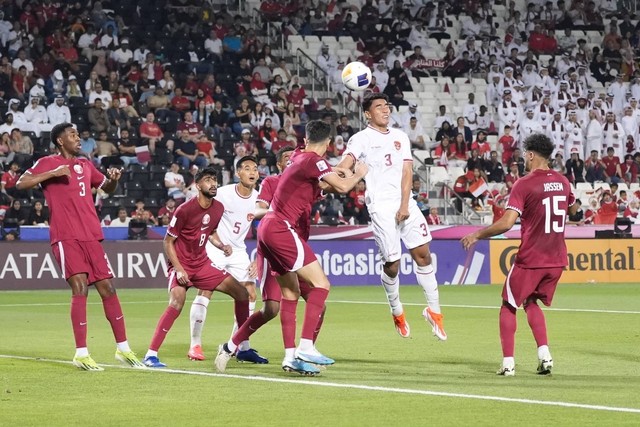 Pemain Timnas U-23 Indonesia Muhammad Ferarri berebut bola dengan pemain Timnas U-23 Qatar pada pertandingan Grup A Piala Asia U-23 di Jassim Bin Hamad Stadium, Qatar, Senin (15/4/2024). Foto: PSSI