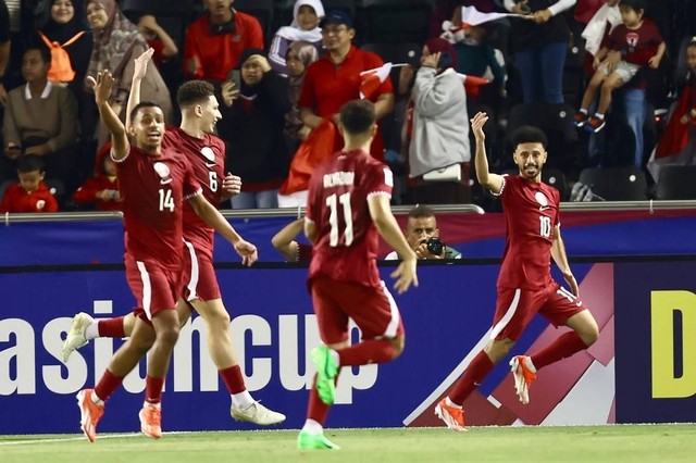 Selebrasi pemain Timnas U-23 Qatar usai mencetak gol ke gawang Timnas U-23 Indonesia pada pertandingan Grup A Piala Asia U-23 di Jassim Bin Hamad Stadium, Qatar, Senin (15/4/2024). Foto: Instagram/@qfa