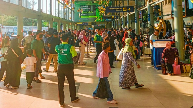 Suasana saat lebaran di salah satu stasiun di Jakarta. Terlihat seorang porter sedang menatap lurus, mencari calon penumpang untuk dibawakan barang bawaannya. (Foto: Vindy Therecia/Universitas Padjadjaran)