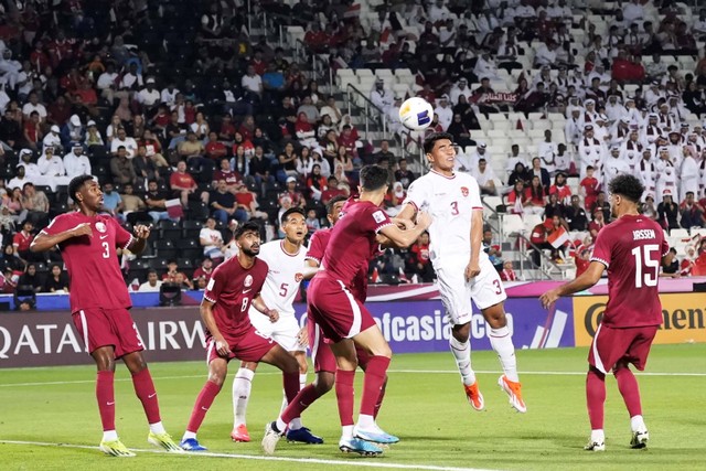 Pesepak bola Timnas U-23 Indonesia Muhammad Ferarri (kedua kanan) menyundul bola saat melawan Timnas U-23 Qatar pada Kualifikasi Grup A Piala Asia U-23 2024 di Stadion Jassim Bin Hamad, Doha, Qatar, Senin (15/4/2024). Foto: HO-PSSI/Antara