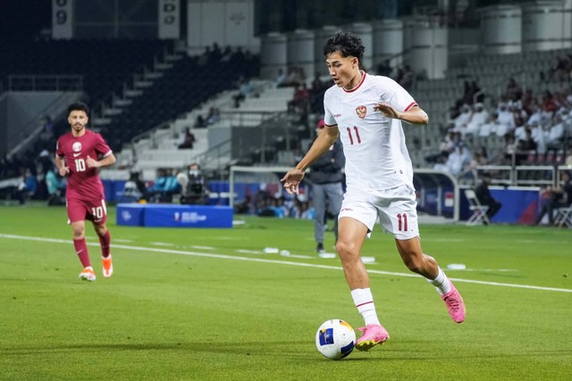 Pesepak bola Timnas U-23 Indonesia Rafael Struick (kanan) menggiring bola saat melawan Timnas U-23 Qatar pada Kualifikasi Grup A Piala Asia U-23 2024 di Stadion Jassim Bin Hamad, Doha, Qatar, Senin (15/4/2024). Foto: HO-PSSI/Antara