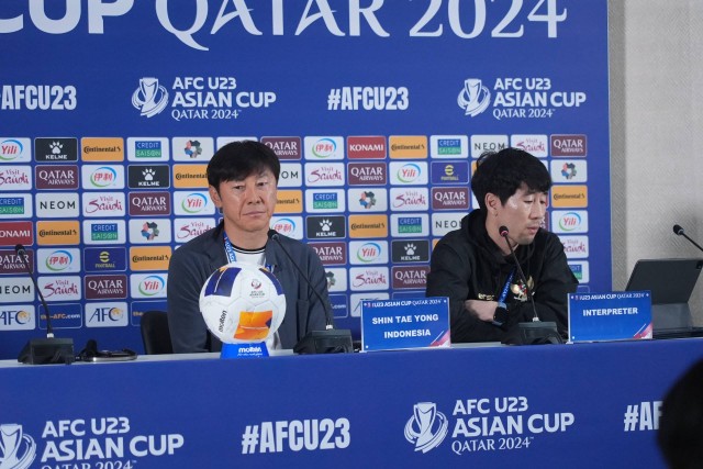 Shin Tae-yong (kiri) saat konferensi pers Piala Asia U-23 di Qatar. Foto: PSSI