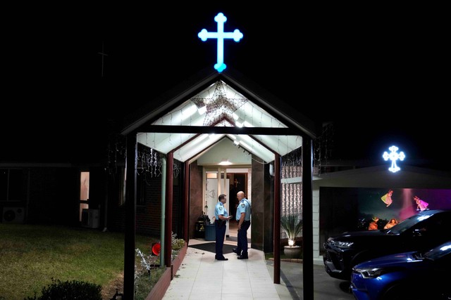 Petugas keamanan berjaga di luar gereja Ortodoks Asiria di Sydney, Australia, Senin, (15/4/2024) Foto: Mark Baker/AP Photo