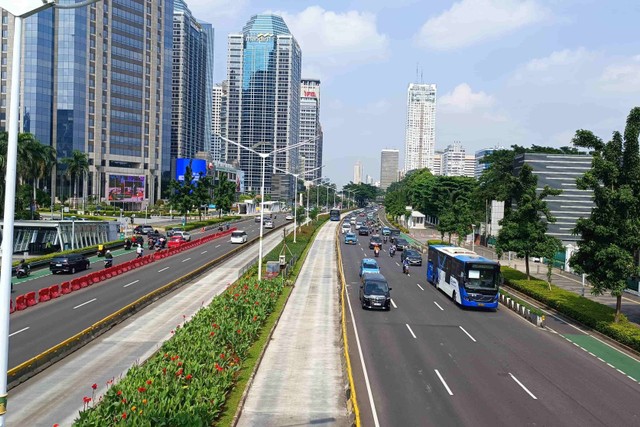 Kondisi lalu lintas Jalan Jenderal Sudirman dari atas JPO Polda Metro Jaya, Selasa (16/4/2024) Foto: Thomas Bosco/kumparan