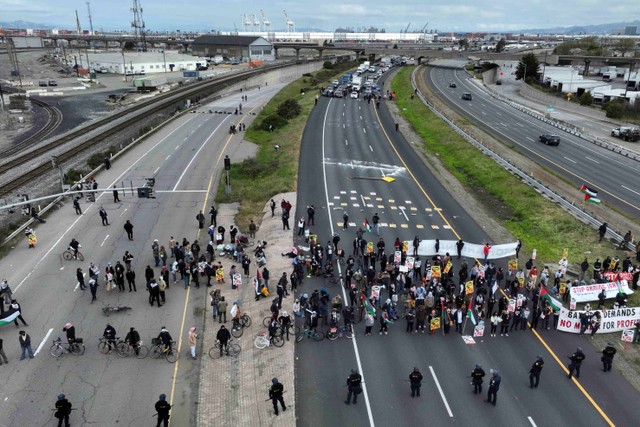 Para pengunjuk rasa yang menyerukan gencatan senjata di Gaza menutup lalu lintas menuju selatan di Highway 880 di Oakland, California, Senin (15/4/2024) Foto: Bronte Wittpenn/San Francisco Chronicle via AP
