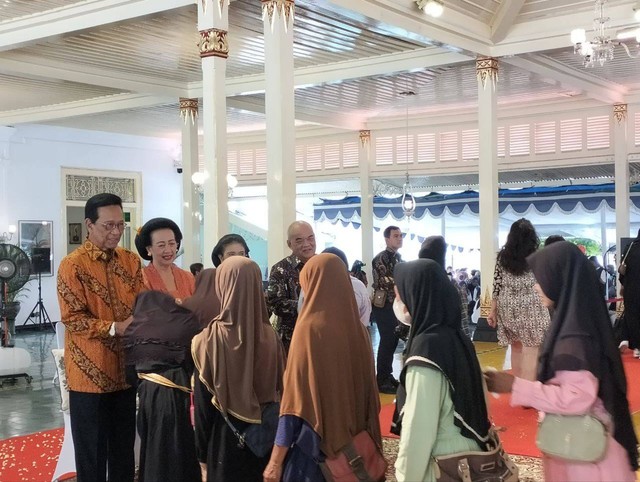 Gubernur Daerah Istimewa Yogyakarta (DIY), Sri Sultan Hamengku Buwono X saat open house Idulfitri 1445 hijriah bagi masyarakat umum, Selasa (16/4/2024). Foto: M Wulan