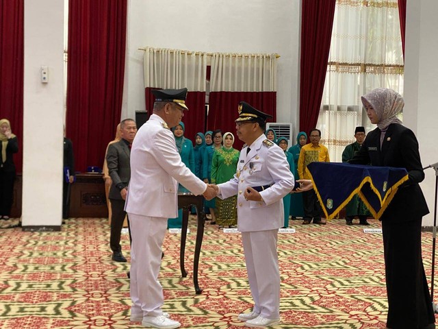 Pj Bupati Mempawah, Ismail saat dilantik di Balai Petitih Kantor Gubernur Kalbar. Foto: Yulia Ramadhiyanti/Hi!Pontianak