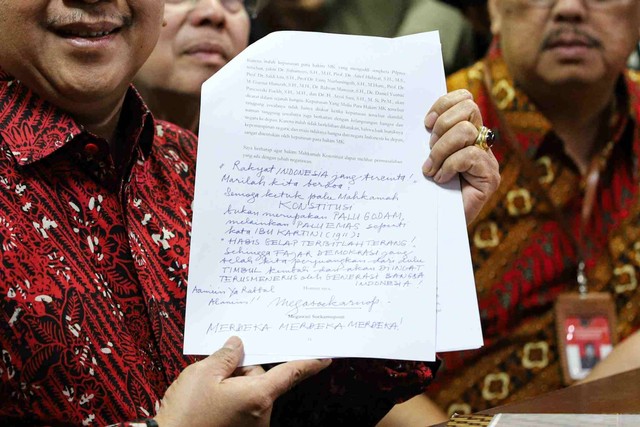 Ketua Umum PDIP Megawati Soekarnoputri yang diwakili Sekjen PDIP Hasto Kristiyanto memperlihatkan Amicus Curiae atau Sahabat Pengadilan untuk MK di Kantor Mahkamah Konstitusi, Jakarta, Selasa (16/4/2024). Foto: Iqbal Firdaus/kumparan