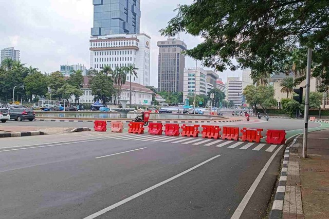 Jalan Medan Merdeka Barat ditutup jelang aksi demonstrasi di kawasan Patung Kuda, Jakarta Pusat, Selasa (16/4/2024) Foto: Fadlan Nuril Fahmi/kumparan