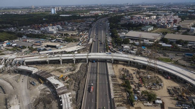 Foto udara pembangunan Jalan Tol Cibitung-Cilincing (JTCC) seksi 4 di Jakarta Utara, Selasa (24/1/2023). Foto: Fakhri Hermansyah/Antara Foto