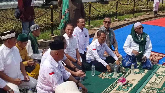 Kapten Timnas AMIN, Muhammad Syaugi dan Ketua Tim Hukum Timnas AMIN, Ari Yusuf Amir hadir dalam aksi 164 Istighotsah Kubro, Patung Kuda, Jakarta Pusat, Selasa (16/4/2024) Foto: Fadlan Nuril Fahmi/kumparan