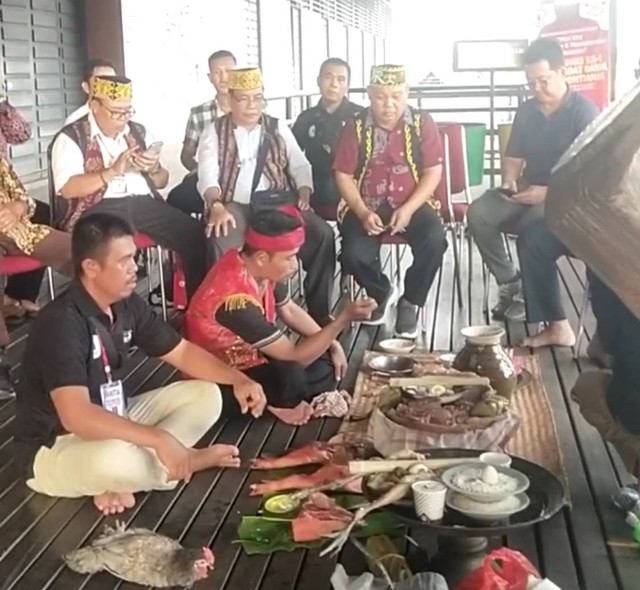 Dewan Adat Dayak gelar ritual Ngampar Bide jelang Naik Dango pertama di Pontianak. Foto: Dok. Istimewa