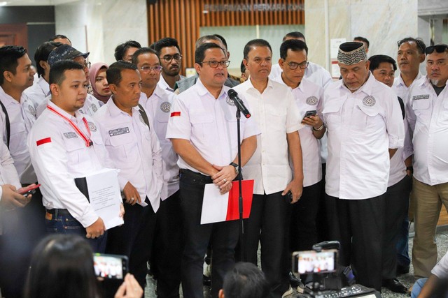 Ketua Hukum Timnas AMIN Ari Yusuf Amir menyerahkan kesimpulan sengketa PHPU ke MK, Selasa (16/4/2024). Foto: Iqbal Firdaus/kumparan