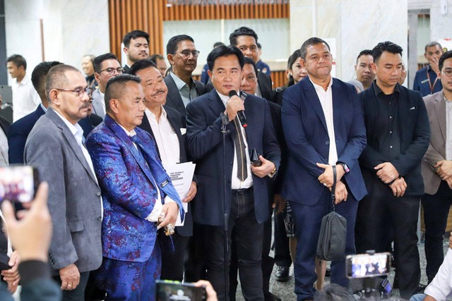 Kuasa Hukum Pihak Terkait dalam sengeketa hasil Pilpres 2024 menyerahkan kesimpulan ke MK pada Selasa (16/4/2024).  Foto: Iqbal Firdaus/kumparan