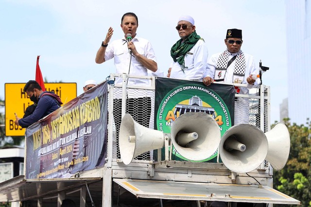 Aksi demonstrasi yang bertajuk Aksi 164 Istighotsah Kubro Patung Kuda, Jakarta Pusat, Selasa (16/4/2024) Foto: Iqbal Firdaus/kumparan