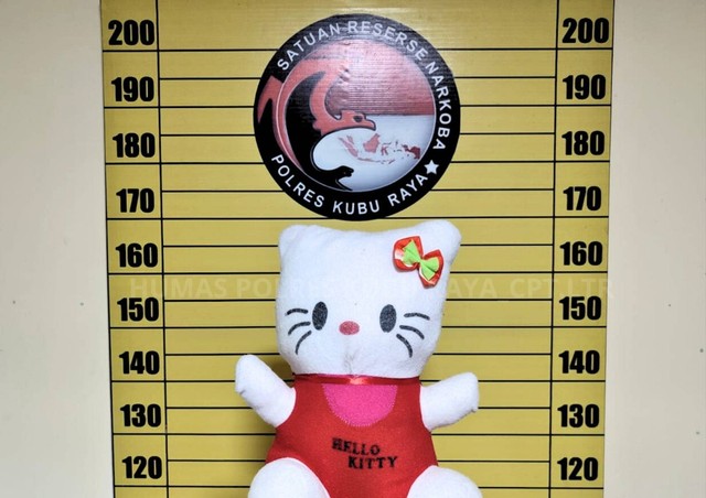 Boneka Hello Kitty. Polisi gagalkan penyelundupan Sabu yang disembunyikan dalam boneka Hello Kitty. Foto: Dok. Polres Kubu Raya