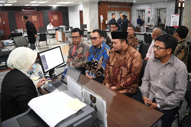 Komisioner KPU Mochammad Afifuddin (kedua kanan) didampingi kuasa hukum menyerahkan kesimpulan dari sidang perselisihan hasil pemilihan umum (PHPU) atau sengketa Pemilu 2024 ke Mahkamah Konstitusi (MK), Jakarta, Selasa (16/4/2024). Foto: M Risyal Hidayat/ANTARA FOTO