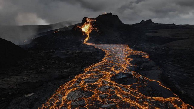 Ilustrasi pengertian lava pijar beserta perbedaan dengan lahar. Sumber foto: Unplash/Tetiana Grypachevska