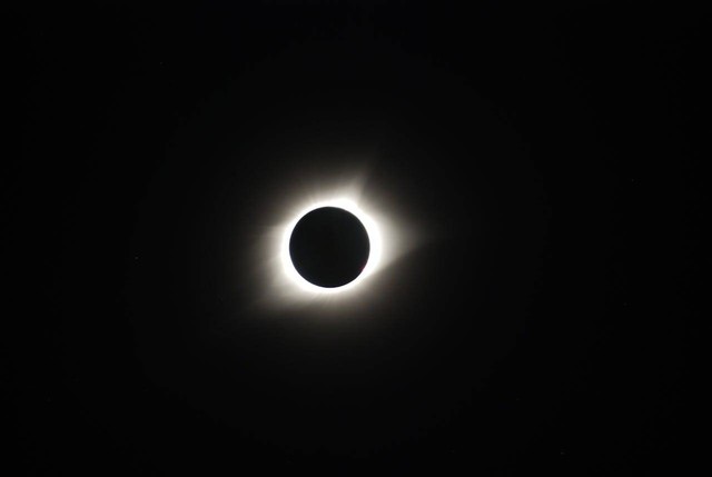 Ilustrasi mengapa gerhana matahari berlangsung cepat?. Sumber: pexels.com
