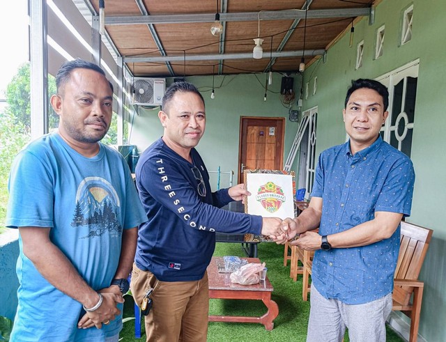 Keterangan foto: manajemen Flores United FC saat mendaftarkan Klub Flores United FC ke Askab PSSI  Kabupaten Ende, Selasa (16/4).