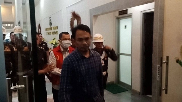 Eks Ketua KONI Sumsel Hendri Zainuddin saat mengenakan rompi tahanan di Kejati Sumsel, Foto : Istimewa