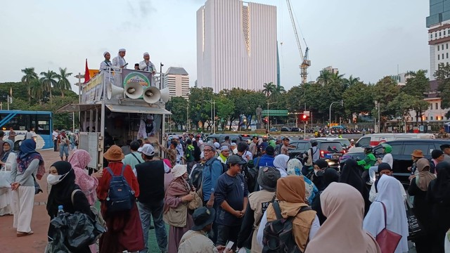 Suasana massa aksi membubarkan diri usai melakukan demonstrasi di kawasan Patung Kuda, Jakarta Pusat, Selasa (16/4/2024). Foto: Fadlan Nuril Fahmi/kumparan