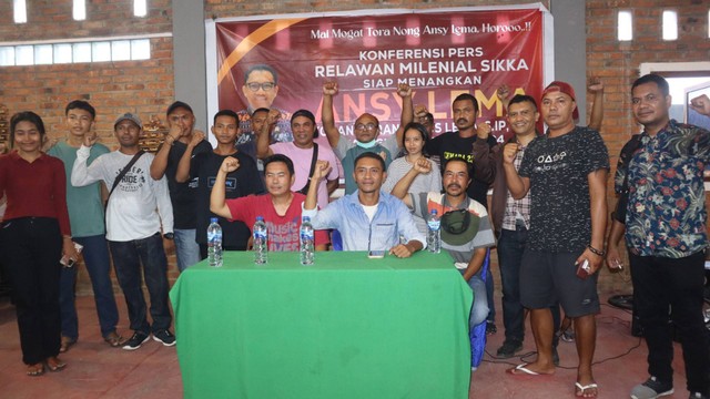 Keterangan foto: Puluhan Relawan Milenial Sikka mendeklarisikan dukungan kepada Ansy Lema untuk jadi Calon Gubernur NTT, Selasa (16/4/2024) sore.