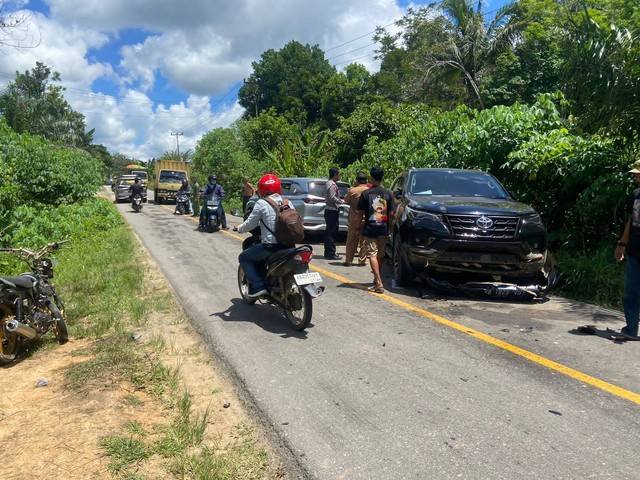 Kecelakaan beruntun terjadi di Jalan Raya Sekadau-Sintang, Desa Tapang Semadak, Kecamatan Sekadau Hilir, Kabupaten Sekadau. Foto: Dok. Polres Sekadau