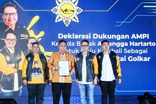 Ketua Umum Paratai Golkar Airlangga Hartarto (kedua kiri) menerima surat deklarasi saat acara Halal Bihalal dan Deklarasi Angkatan Muda Pembaharuan Indonesia (AMPI) di Jakarta, Selasa (16/4/2024). Foto: Sulthony Hassanuddin/ANTARA FOTO